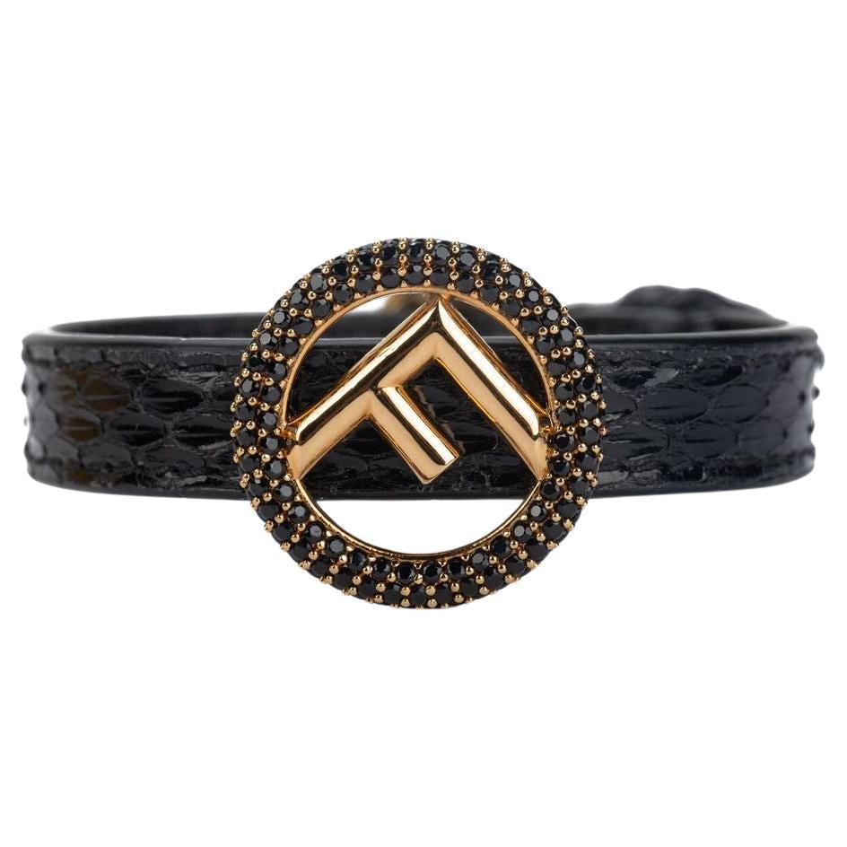 Fendi Bracelet en lézard noir avec logo F en vente