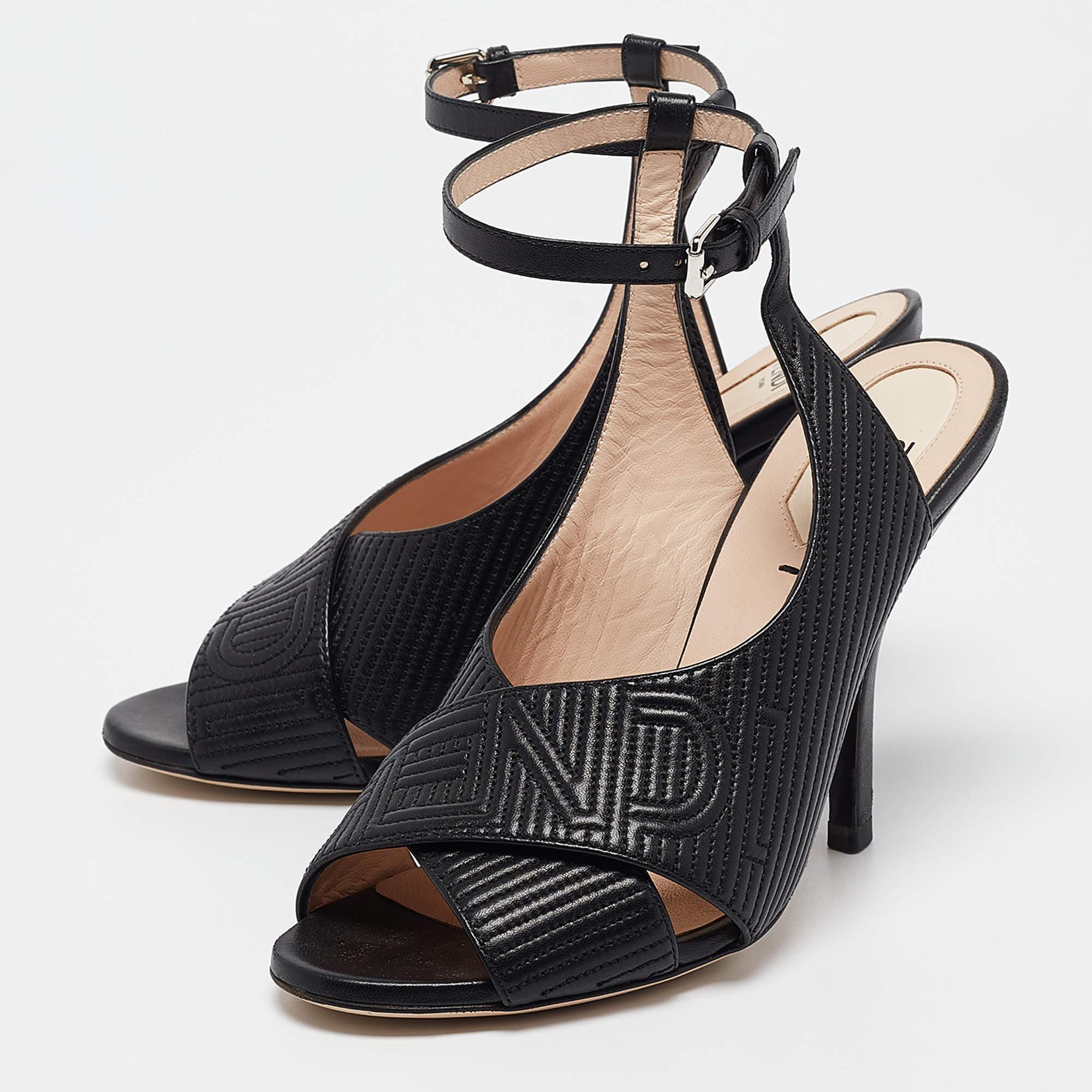 Estas sandalias enmarcarán sus pies de forma elegante. Fabricados con materiales de calidad, presentan un diseño elegante y plantillas cómodas.