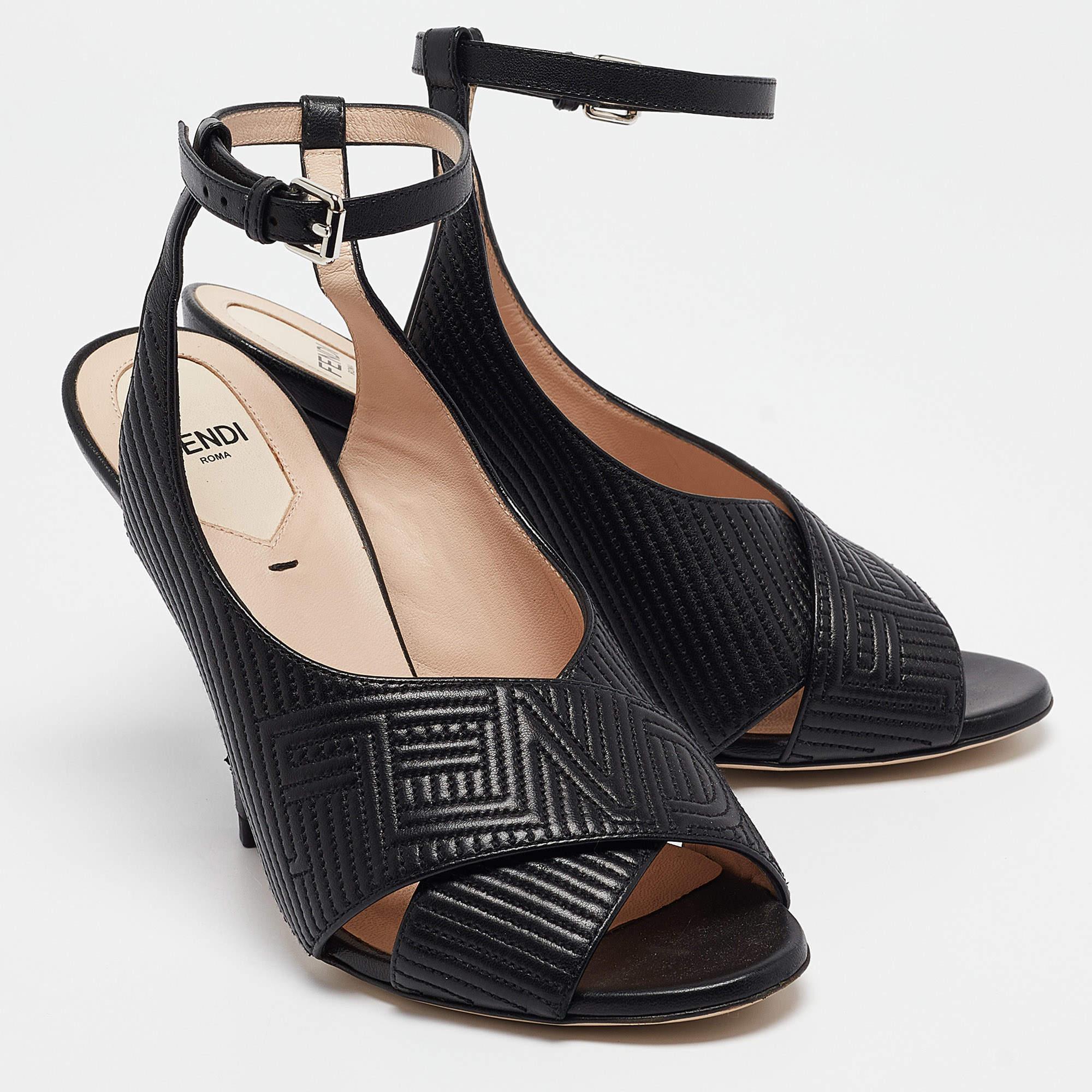 Fendi Sandalias Tobilleras de Piel con Logotipo en Relieve Negras Talla 37 en Bueno estado para la venta en Dubai, Al Qouz 2