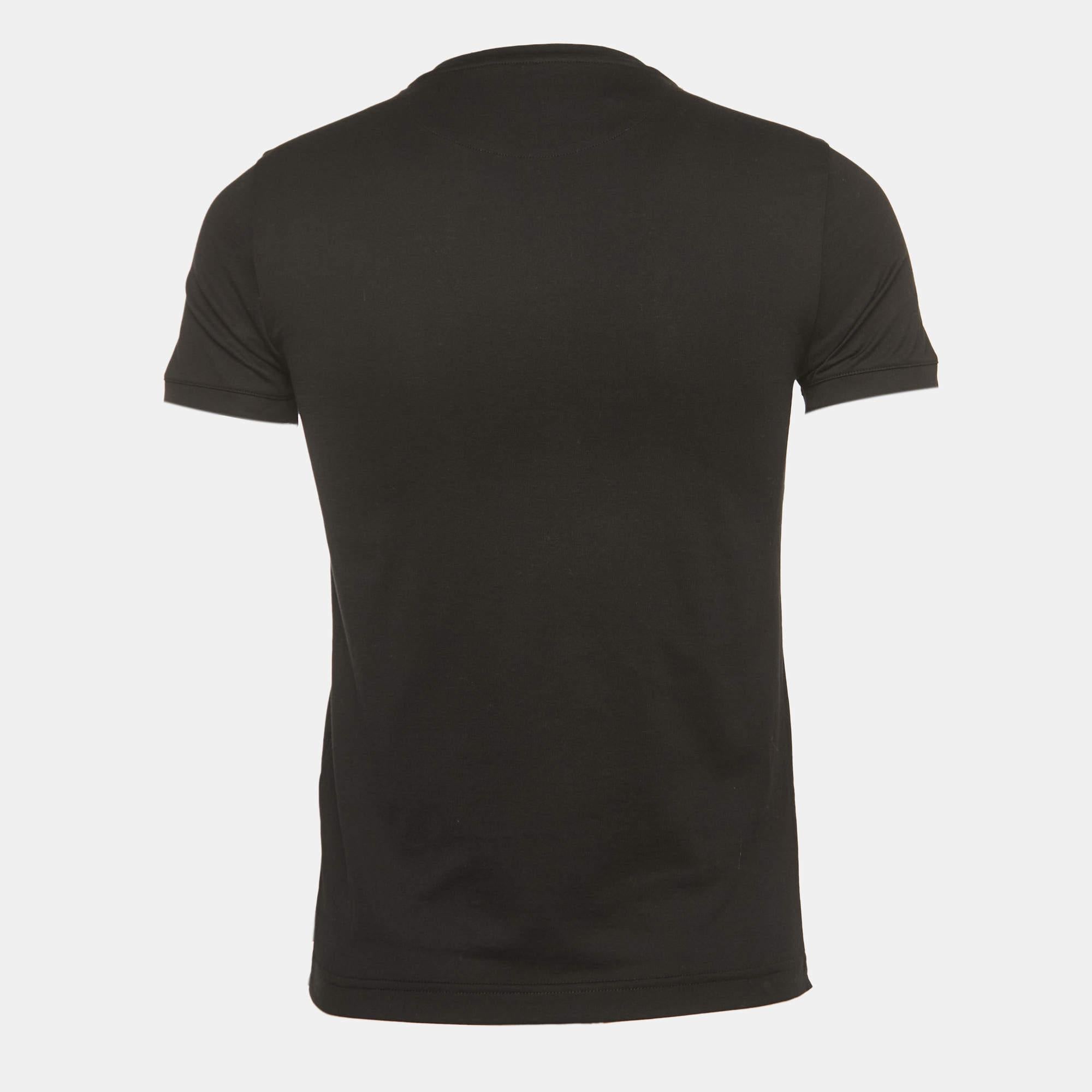 Choose all-day comfort with this Fendi T-shirt. Beautifully made, the black T-shirt, featuring a round neckline and short sleeves, guarantees quality and simple style.

