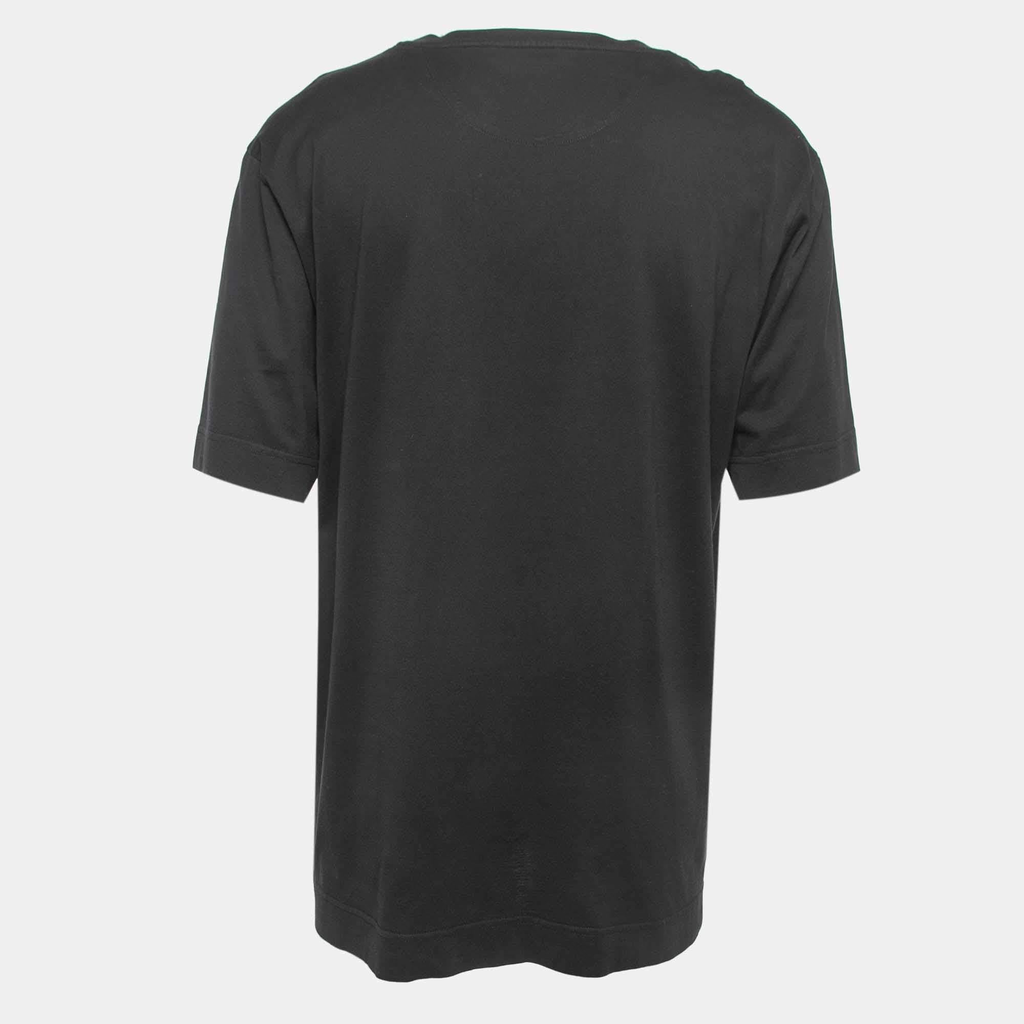 Get the style you desire as well as the comfort you need with this short-sleeve T-shirt from Fendi. Made from cotton, the black T-shirt is enhanced with a front logo.

