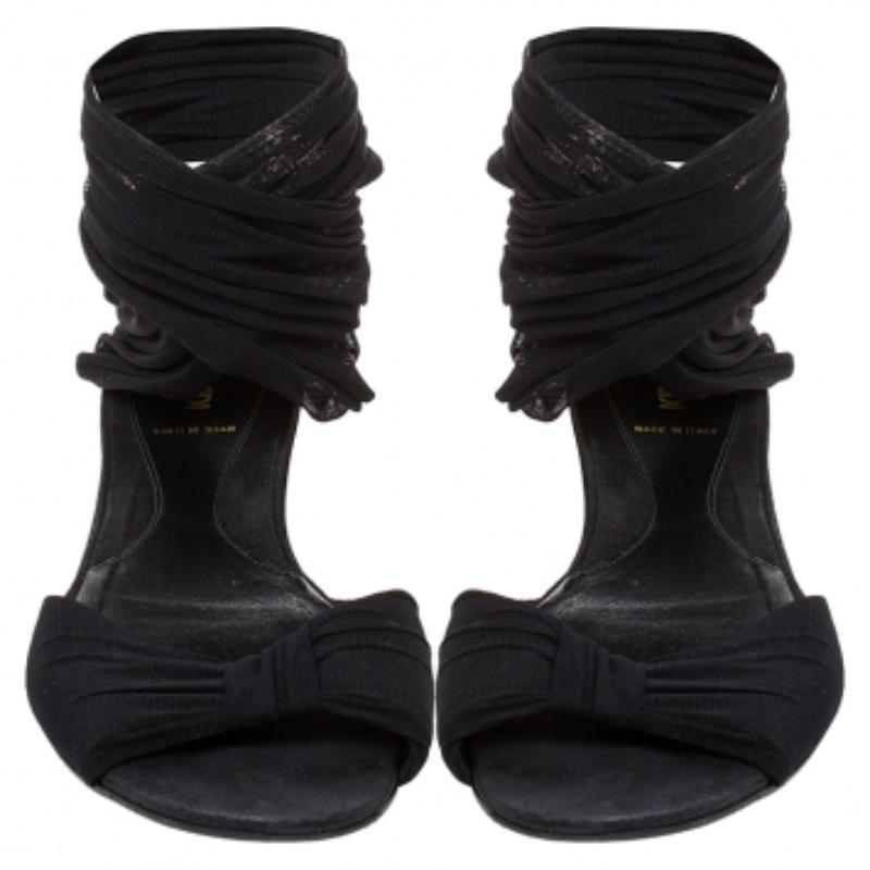 Noir Sandales plates à bout ouvert en tissu de maille noire Fendi, taille 36,5 en vente