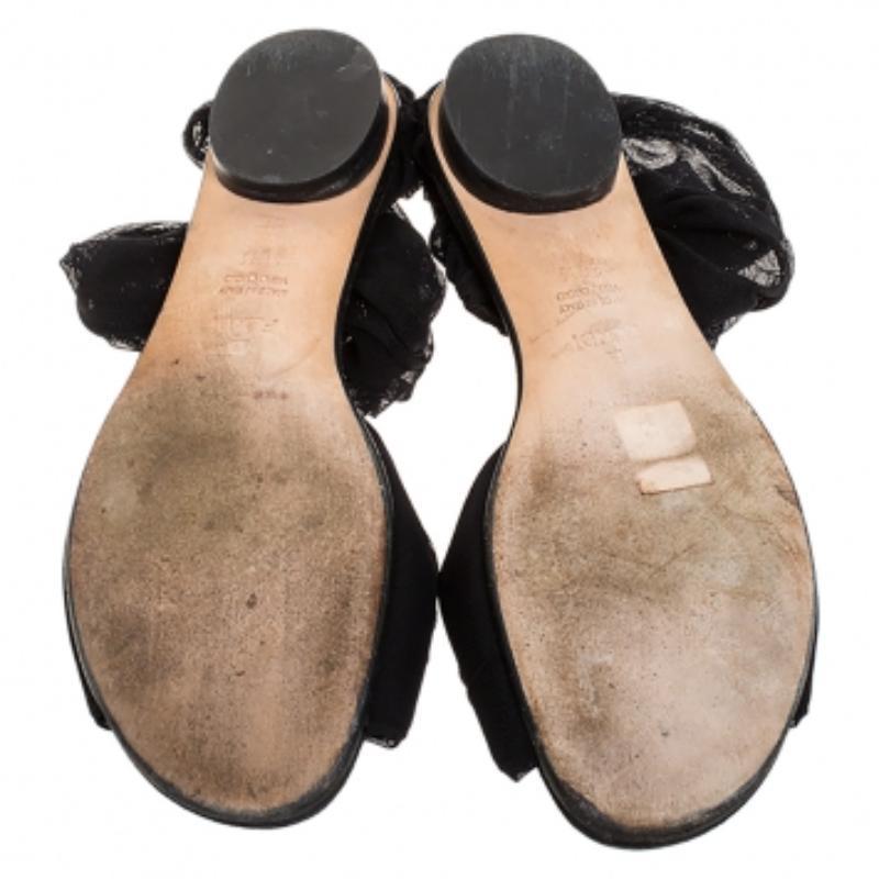 Sandales plates à bout ouvert en tissu de maille noire Fendi, taille 36,5 Pour femmes en vente