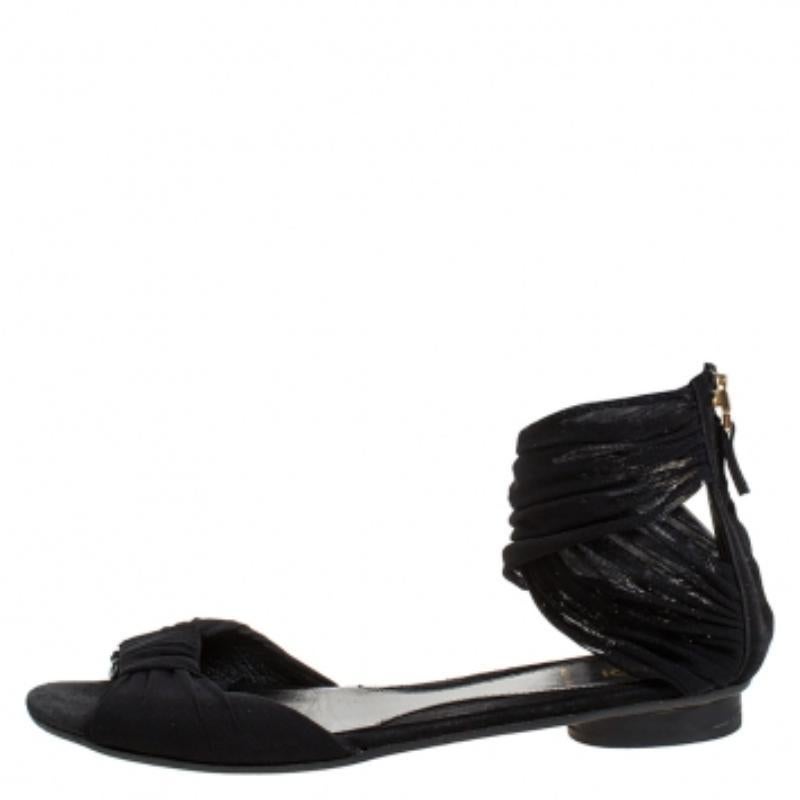 Sandales plates à bout ouvert en tissu de maille noire Fendi, taille 36,5