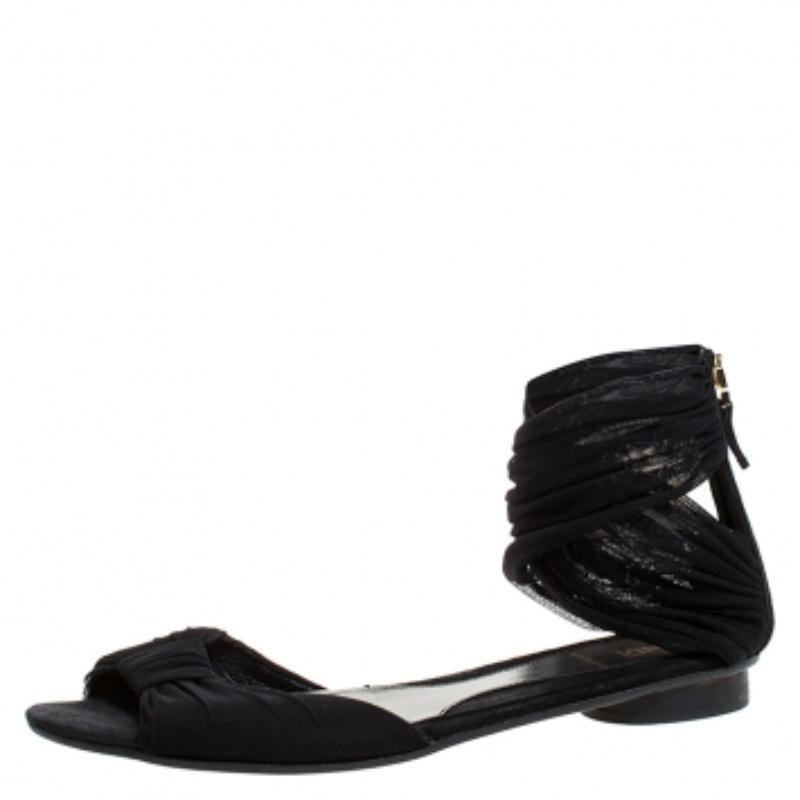 Sandales plates à bout ouvert en tissu de maille noire Fendi, taille 36,5 en vente 1