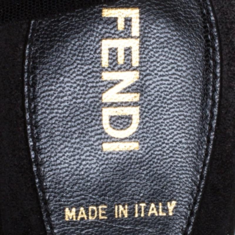 Sandales plates à bout ouvert en tissu de maille noire Fendi, taille 36,5 en vente 2