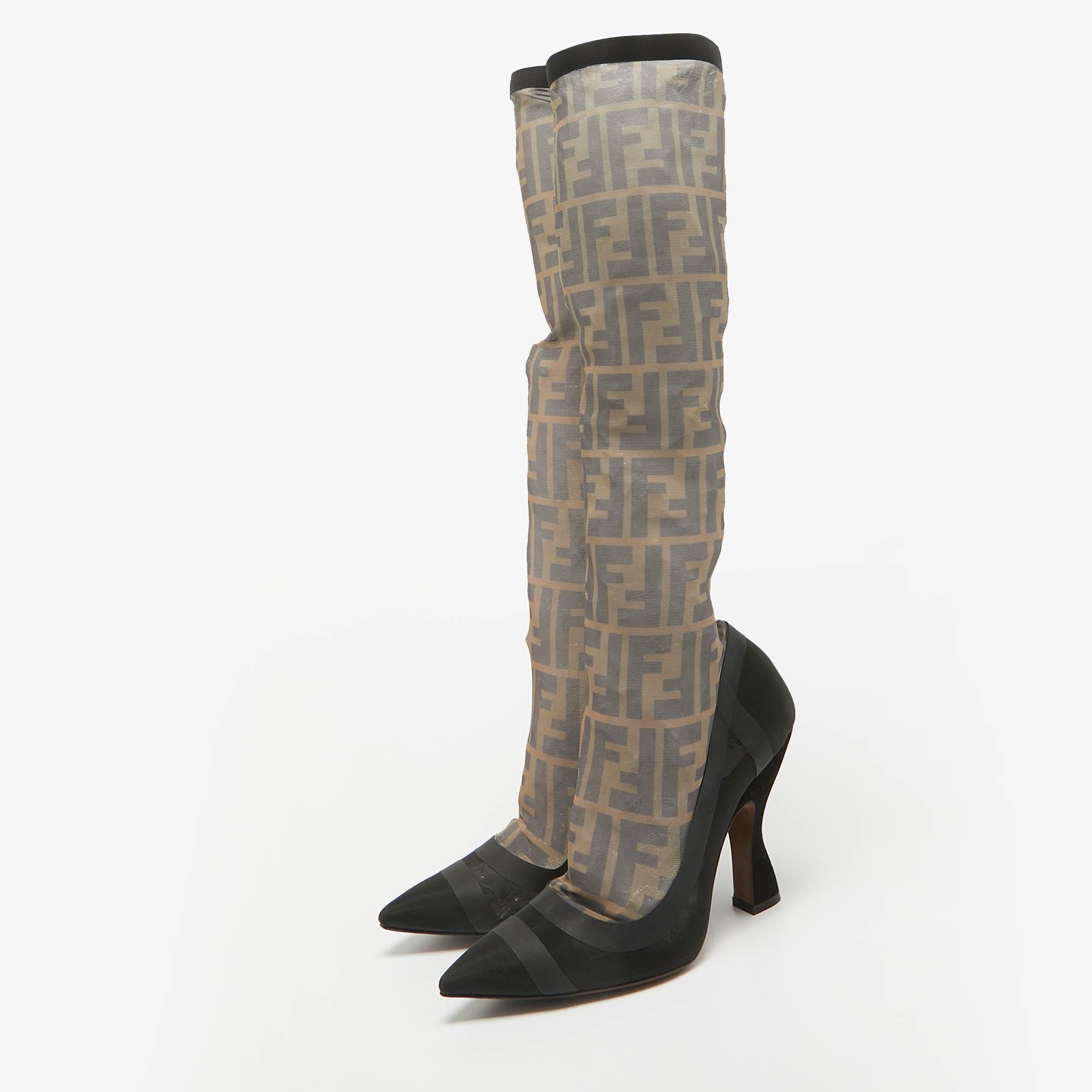 Mit diesen Stiefeln von Fendi verleihen Sie Ihrem Outfit einen besonderen Charme. Sie sind aus hochwertigen MATERIALEN gefertigt, haben eine Außenseite aus Zucca-Mesh und einen 11 cm hohen Absatz.