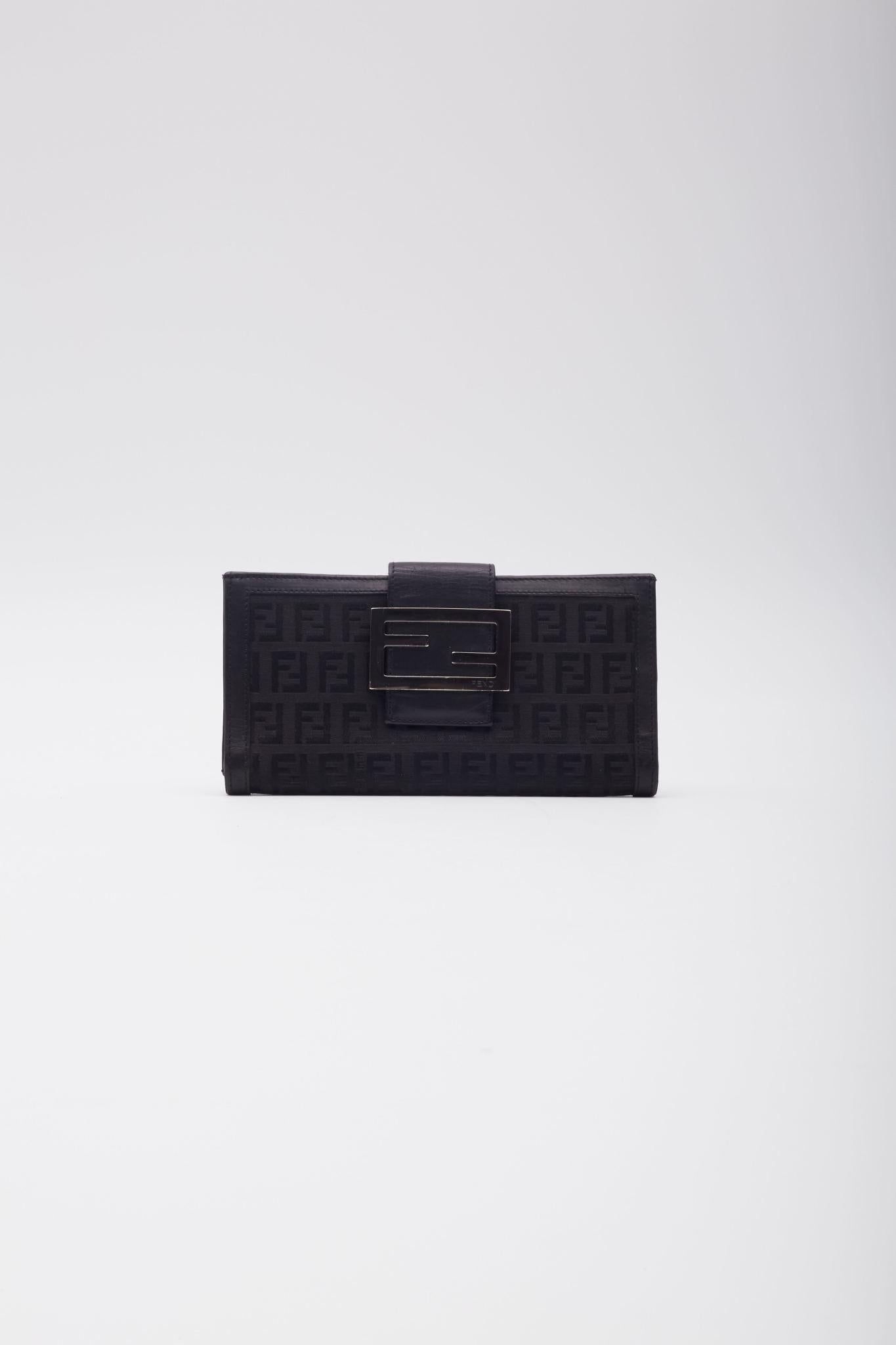 Color: Black with zucca print
Material: canvas with leather finishes
8M0032
Serial: 8M0032 8M0032 PUQ 048
Sticker 322776
Condition: Good. Light marks and scratches.Vintage.
Made in Italy

Measurements~
Height 4”
Width 7”