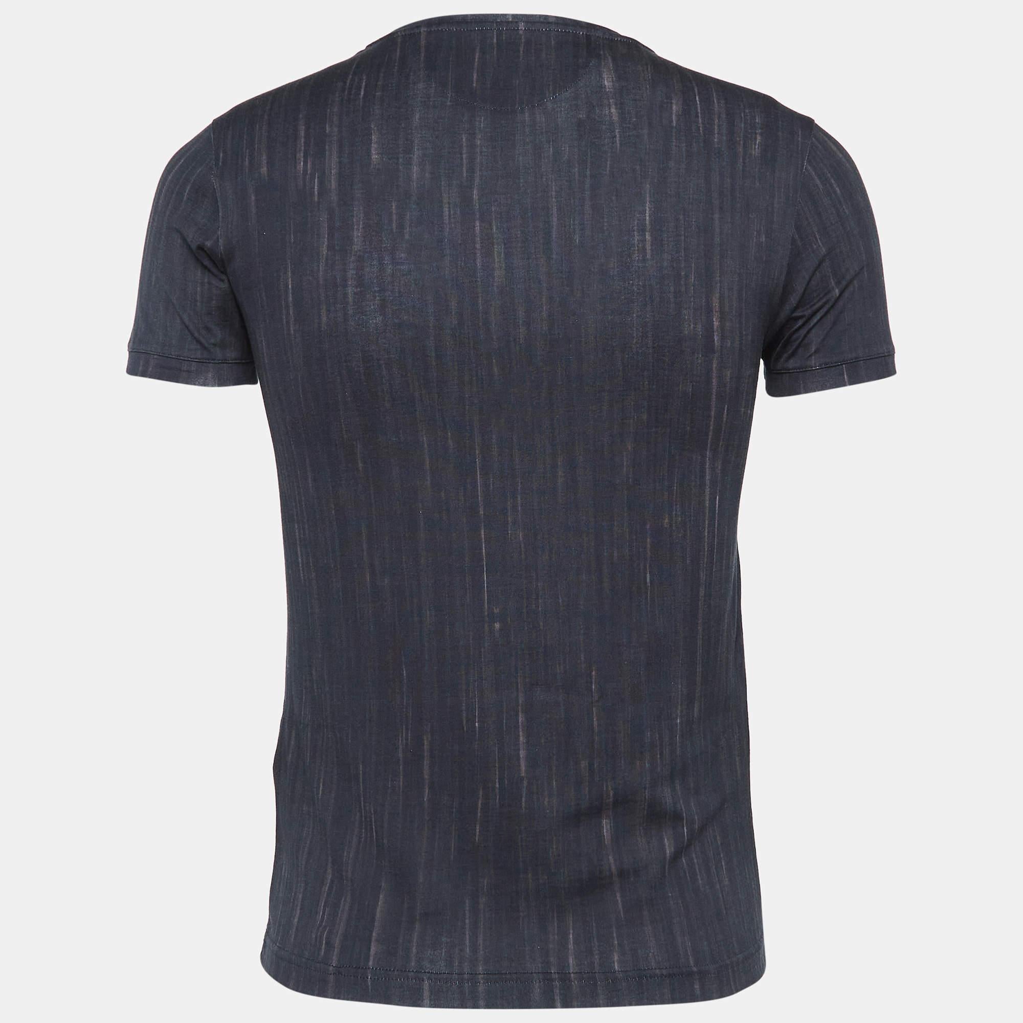 A perfect combination of comfort luxury and style this designer t shirt is a must have piece Made from quality materials the creation can be styled with denim pants and sneakers for a cool look.