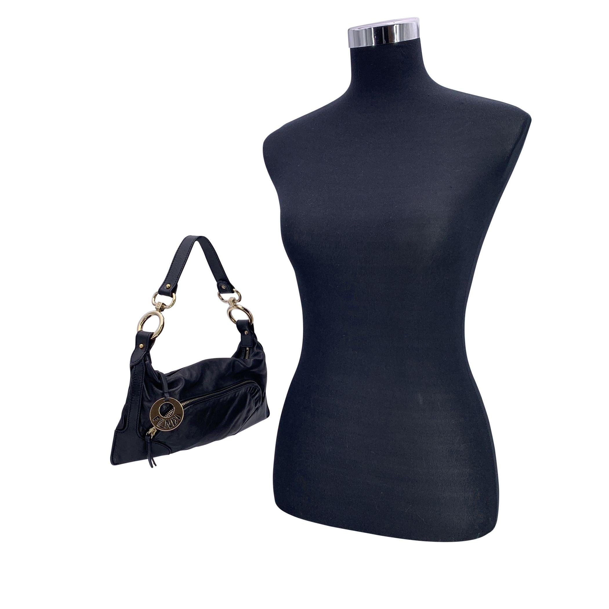 Vero e proprio inno al glamour sobrio di Fendi, questa borsa a tracolla Small Shef Pocket è un classico compatto per l'eleganza di tutti i giorni. La morbida nappa nera le conferisce una sensazione di morbidezza e raffinatezza, mentre le finiture in
