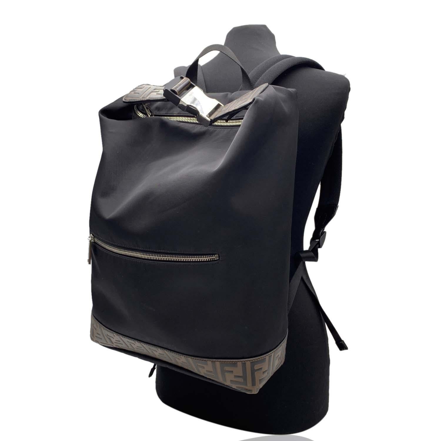 Diese schöne Tasche wird mit einem Echtheitszertifikat von Entrupy geliefert. Die Bescheinigung wird ohne weitere Kosten ausgestellt.

Schöner Fendi 'Santander' Rucksack aus schwarzem Nylon mit geprägtem Zucca-Besatz an der Unterseite. Oberer