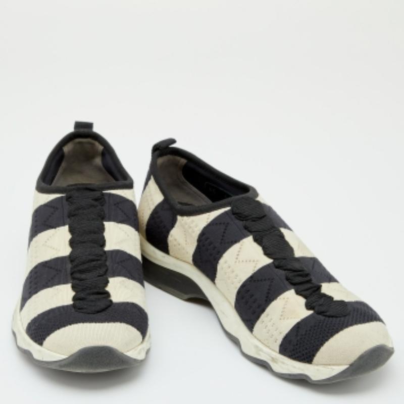 Faciles à enfiler, ces baskets chics de Fendi deviendront vos nouvelles préférées ! Conçues en tissu rayé, elles sont dotées d'une semelle intérieure lisse et d'une semelle en caoutchouc durable. Cette paire peut être portée avec des robes ou des