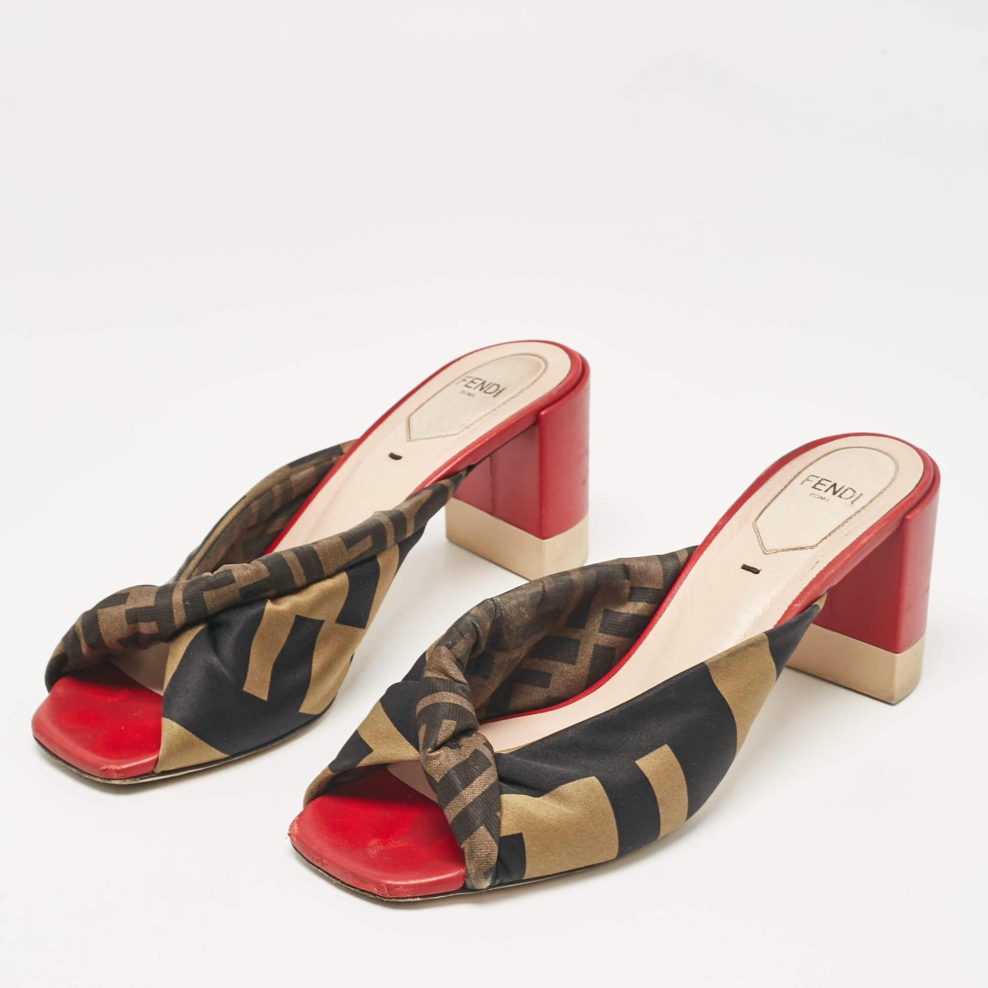 These sandals will frame your feet in an elegant manner. Crafted from quality materials they display a classy design and comfortable insoles.