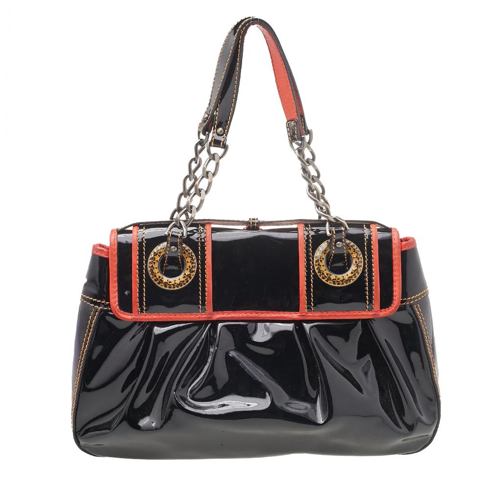 When it comes to delivering statement accessories and designs, no one does it like Fendi. This creation from the brand is stylish, will catch everyone's eye from a mile, and hold all your essentials. This B bag has been crafted from leather and