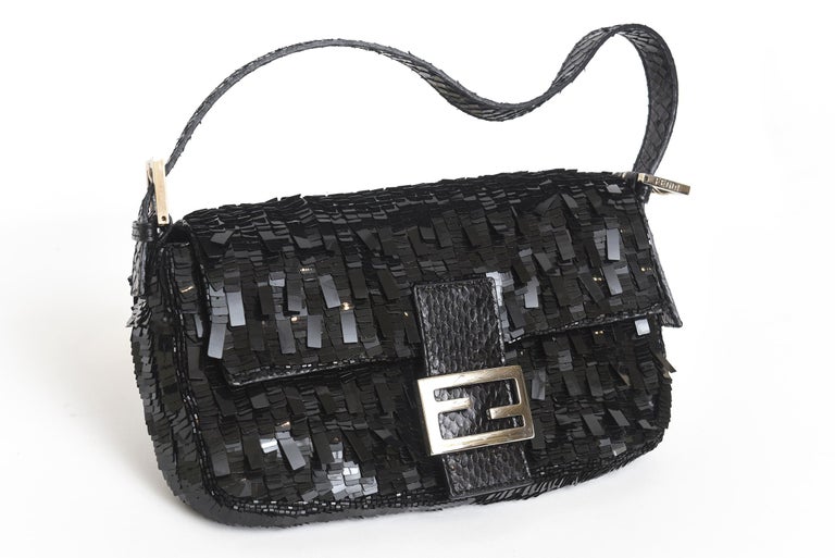 Fendi Baguette-Tasche aus schwarzem Pailletten mit Phython-Lederbesatz im  Angebot bei 1stDibs