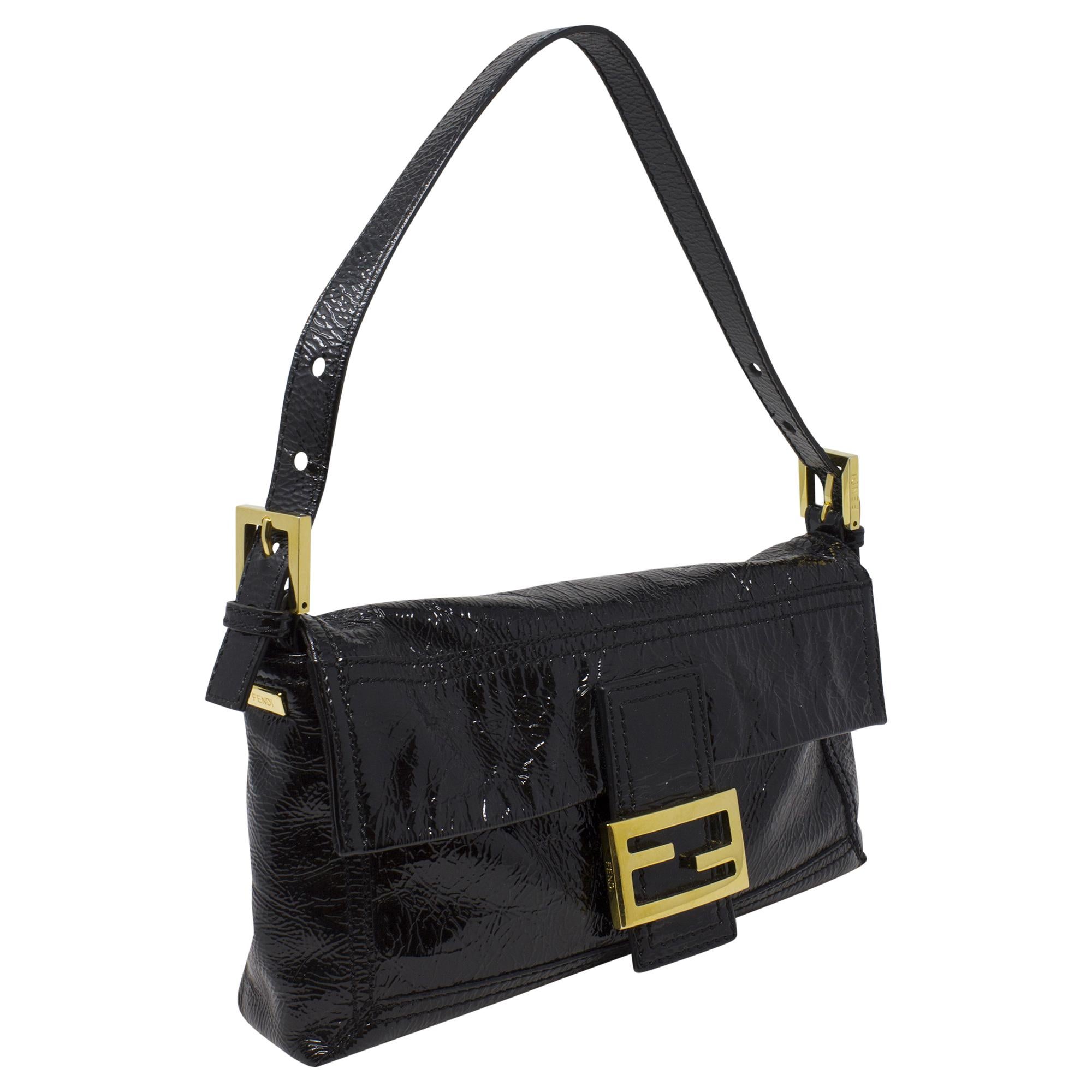 Die Black Patent Baguette von Fendi ist ein zeitloser Klassiker für die moderne Fashionista. Aus luxuriösem schwarzem Lackleder gefertigt, strahlt diese Tasche Raffinesse und Stil aus. Mit ihrem schlanken Design und den goldenen Beschlägen ist sie