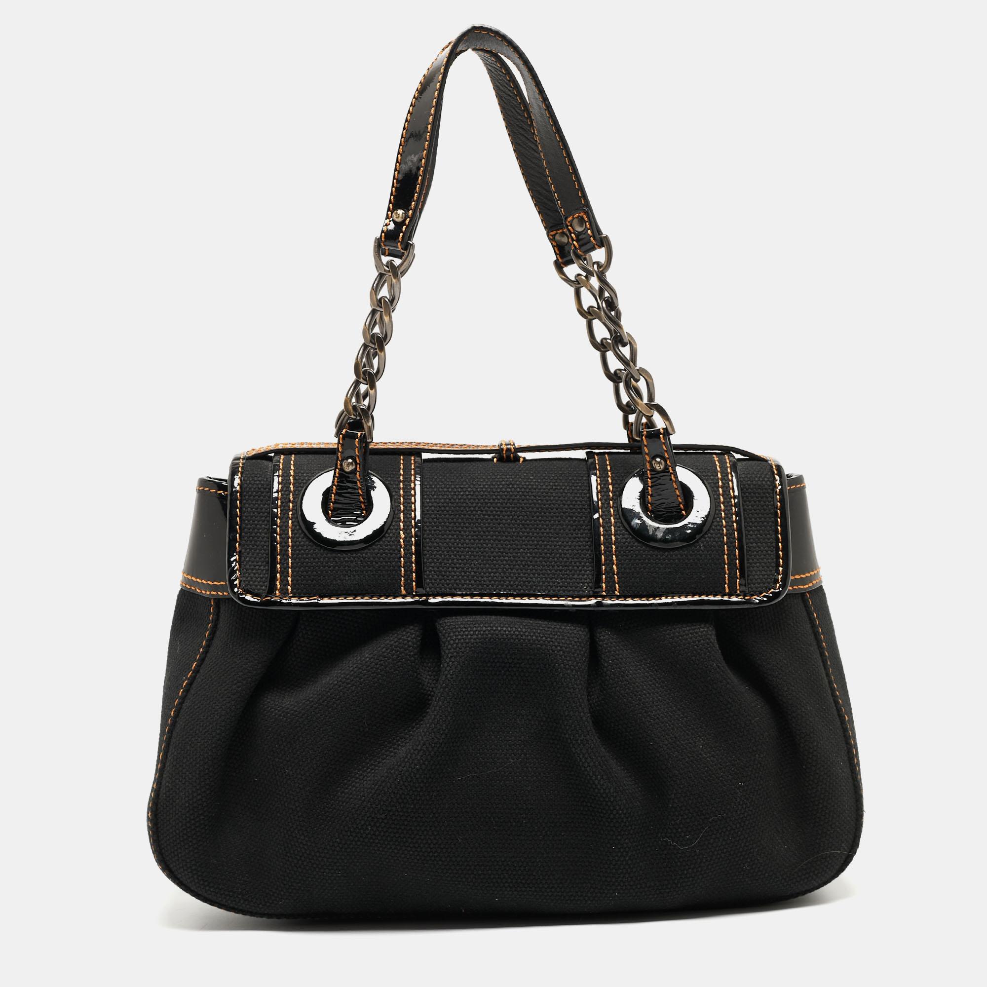 Elevate your style with this Fendi shoulder bag. Merging form and function, this exquisite accessory epitomizes sophistication, ensuring you stand out with elegance and practicality by your side.

