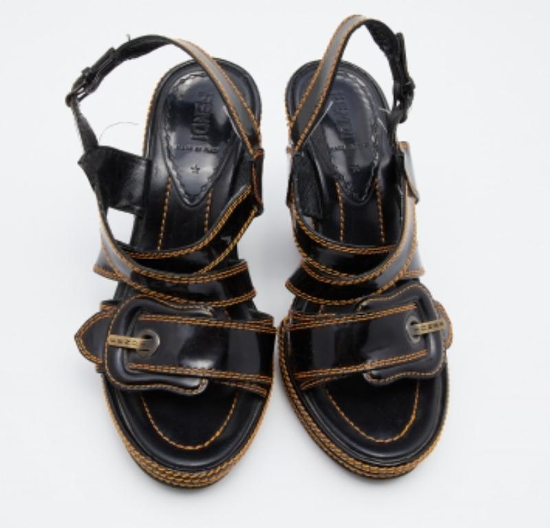 Fendi Schwarze Plateau-Keilsandalen aus Lackleder mit B-Schnalle und Keil Größe 37,5 im Zustand „Gut“ im Angebot in Dubai, Al Qouz 2