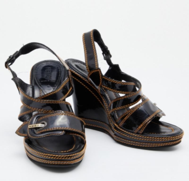 Fendi Schwarze Plateau-Keilsandalen aus Lackleder mit B-Schnalle und Keil Größe 37,5 Damen im Angebot