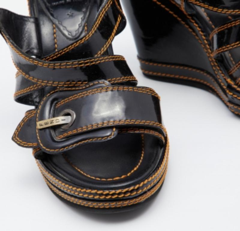 Fendi Schwarze Plateau-Keilsandalen aus Lackleder mit B-Schnalle und Keil Größe 37,5 im Angebot 1