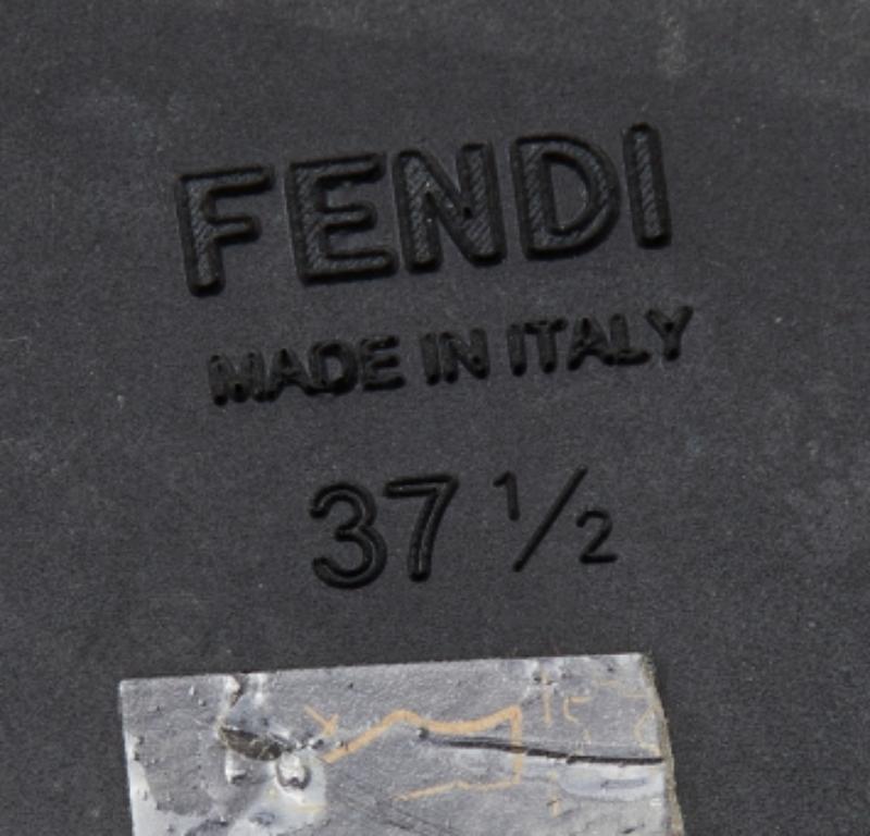 Fendi Schwarze Plateau-Keilsandalen aus Lackleder mit B-Schnalle und Keil Größe 37,5 im Angebot 3