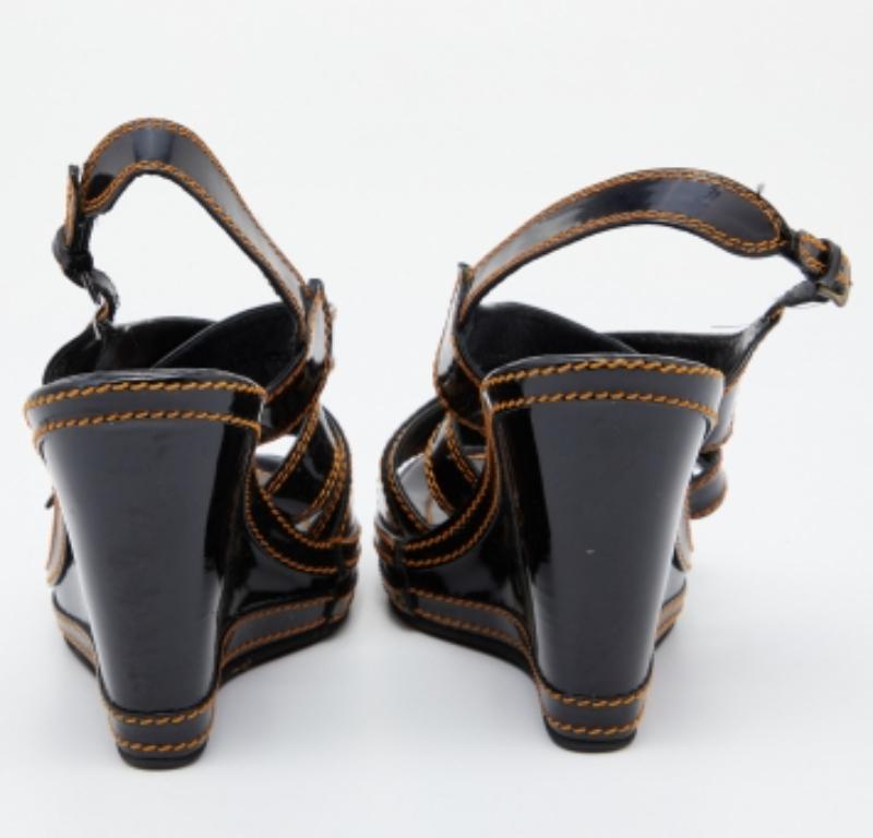 Fendi Schwarze Plateau-Keilsandalen aus Lackleder mit B-Schnalle und Keil Größe 37,5 im Angebot 4