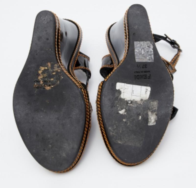 Fendi Schwarze Plateau-Keilsandalen aus Lackleder mit B-Schnalle und Keil Größe 37,5 im Angebot 5
