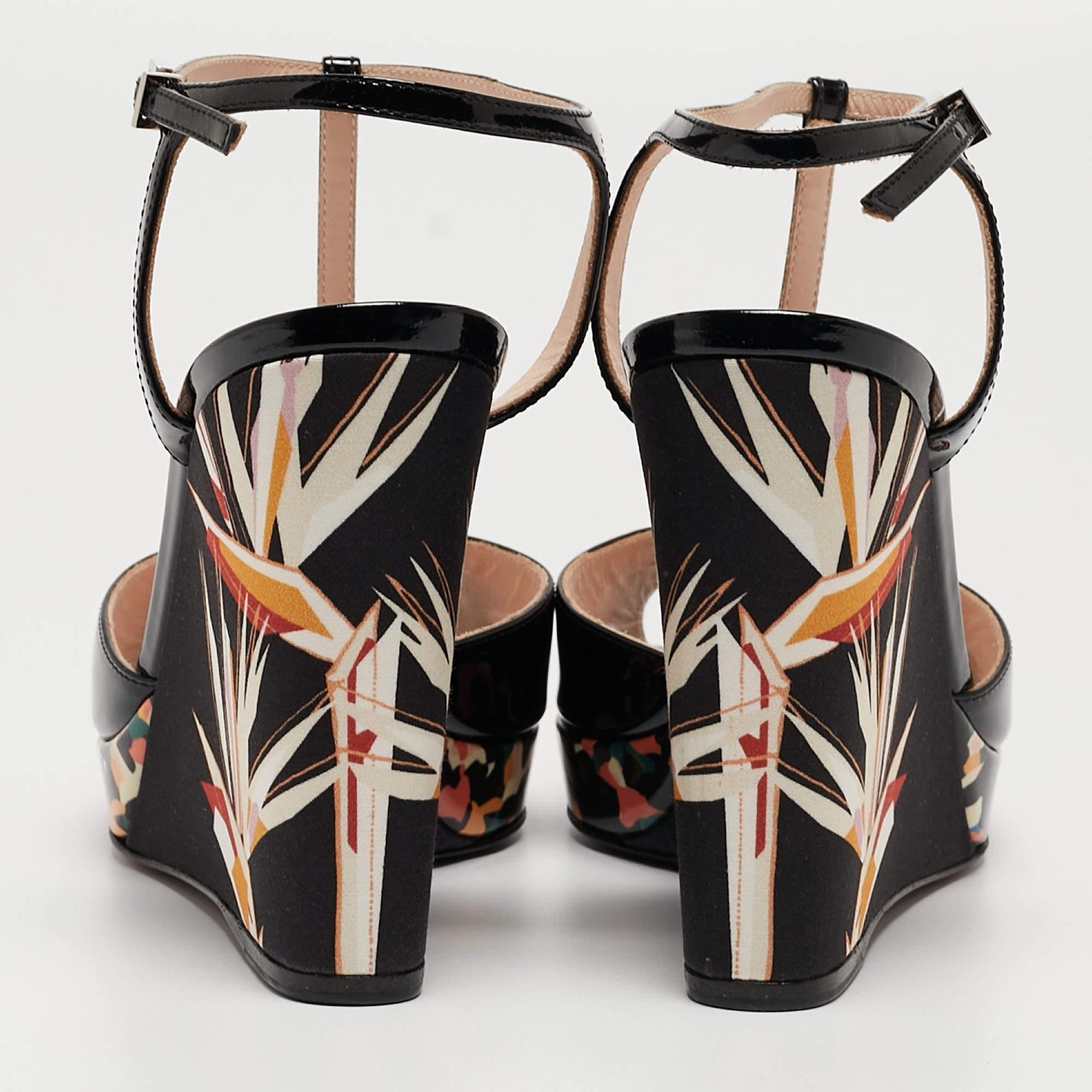 Fendi Black Patent Leather Bird Of Paradise T-Strap Wedge Sandals Size 36 In Good Condition In Dubai, Al Qouz 2