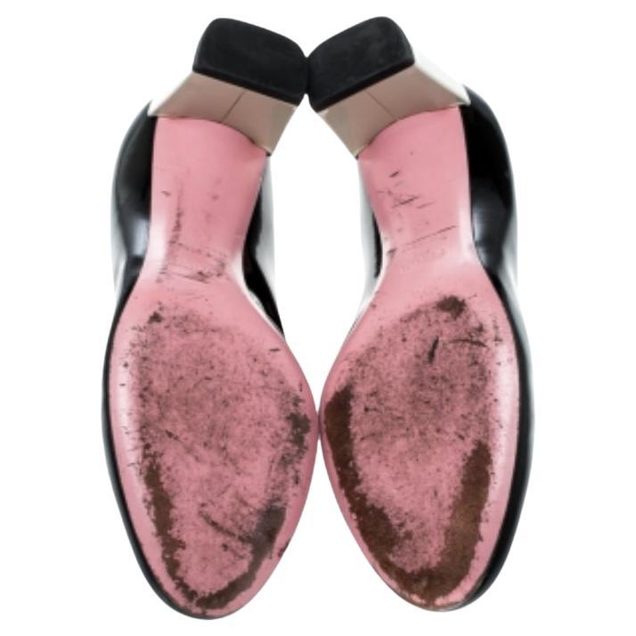 Comfort e moda vanno di pari passo con queste décolleté Eloise di Fendi. Queste décolleté nere sono realizzate in pelle verniciata e presentano punta tonda, tacco a blocco di 5 cm e comode solette foderate in pelle. Abbinali a tute o pantaloni