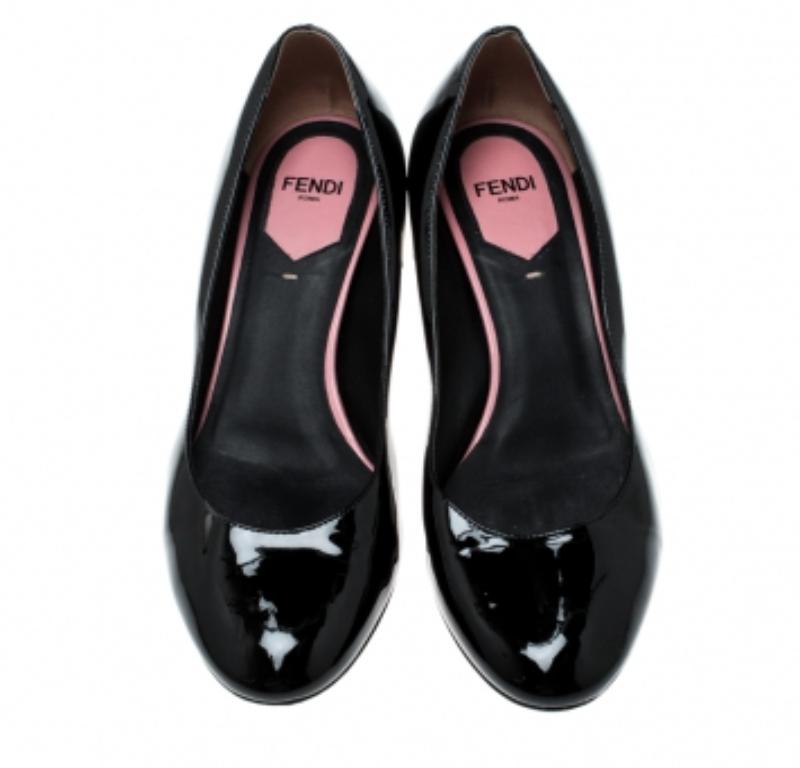 Fendi - Décolleté Eloise in vernice nera con punta tonda, misura 36 In condizioni buone in vendita a Dubai, Al Qouz 2