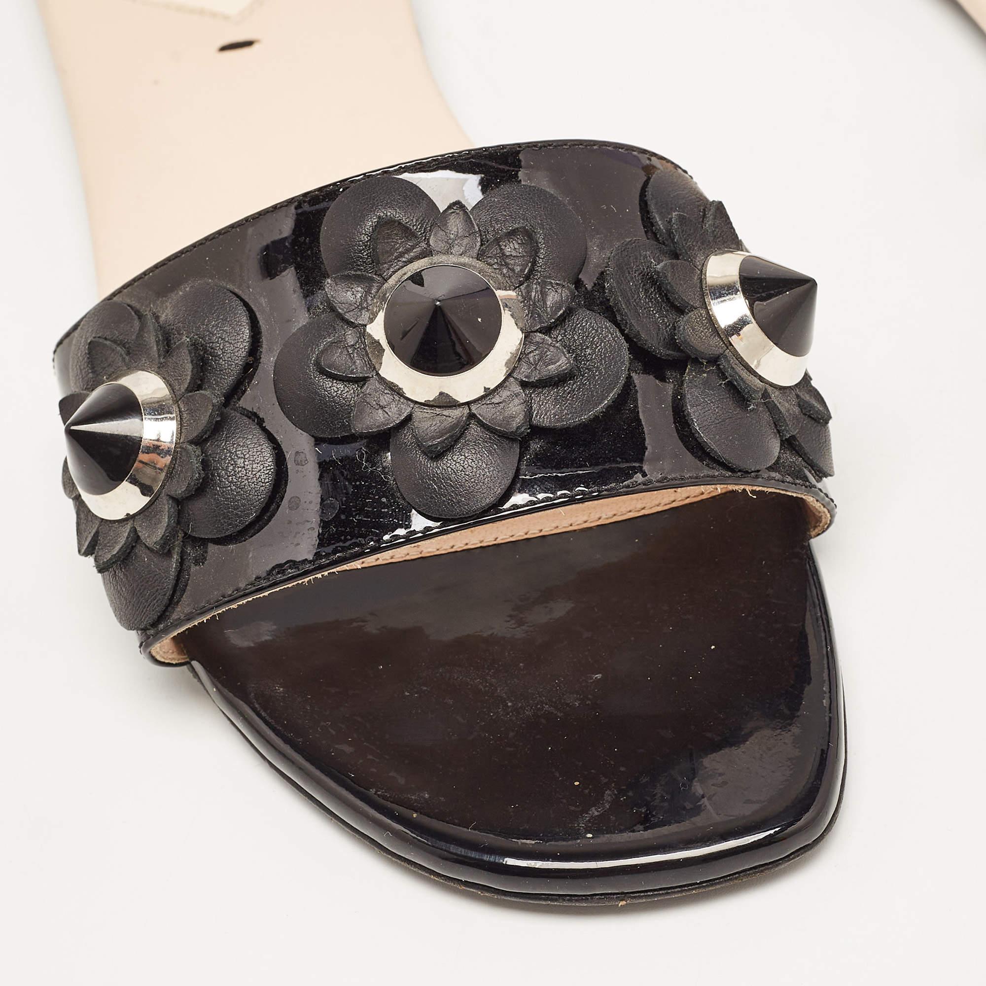 Fendi Black Patent Leather Flower Stud Flat Slides Size 38 For Sale 3
