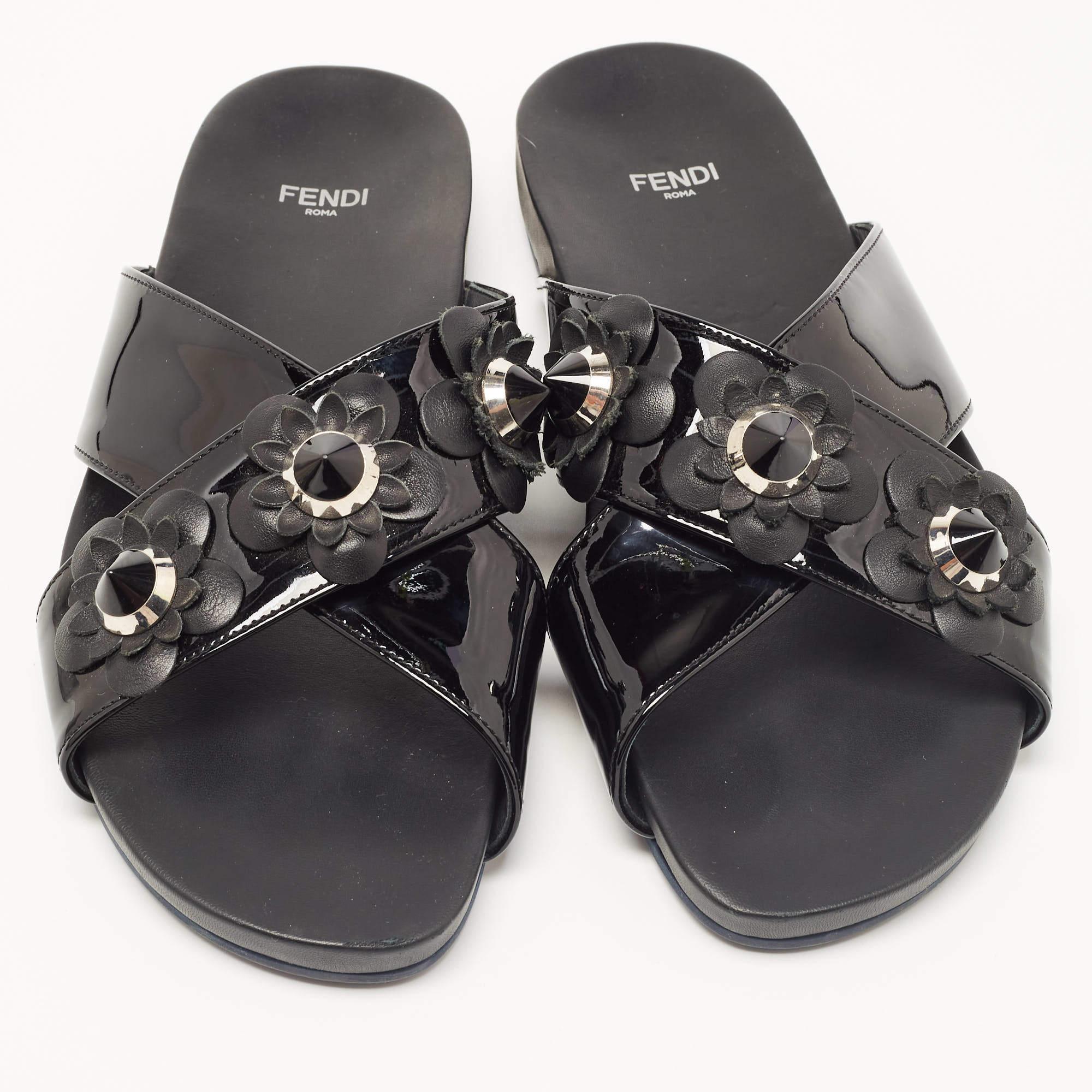 These sandals will frame your feet in an elegant manner. Crafted from quality materials, they display a classy design and comfortable insoles.

