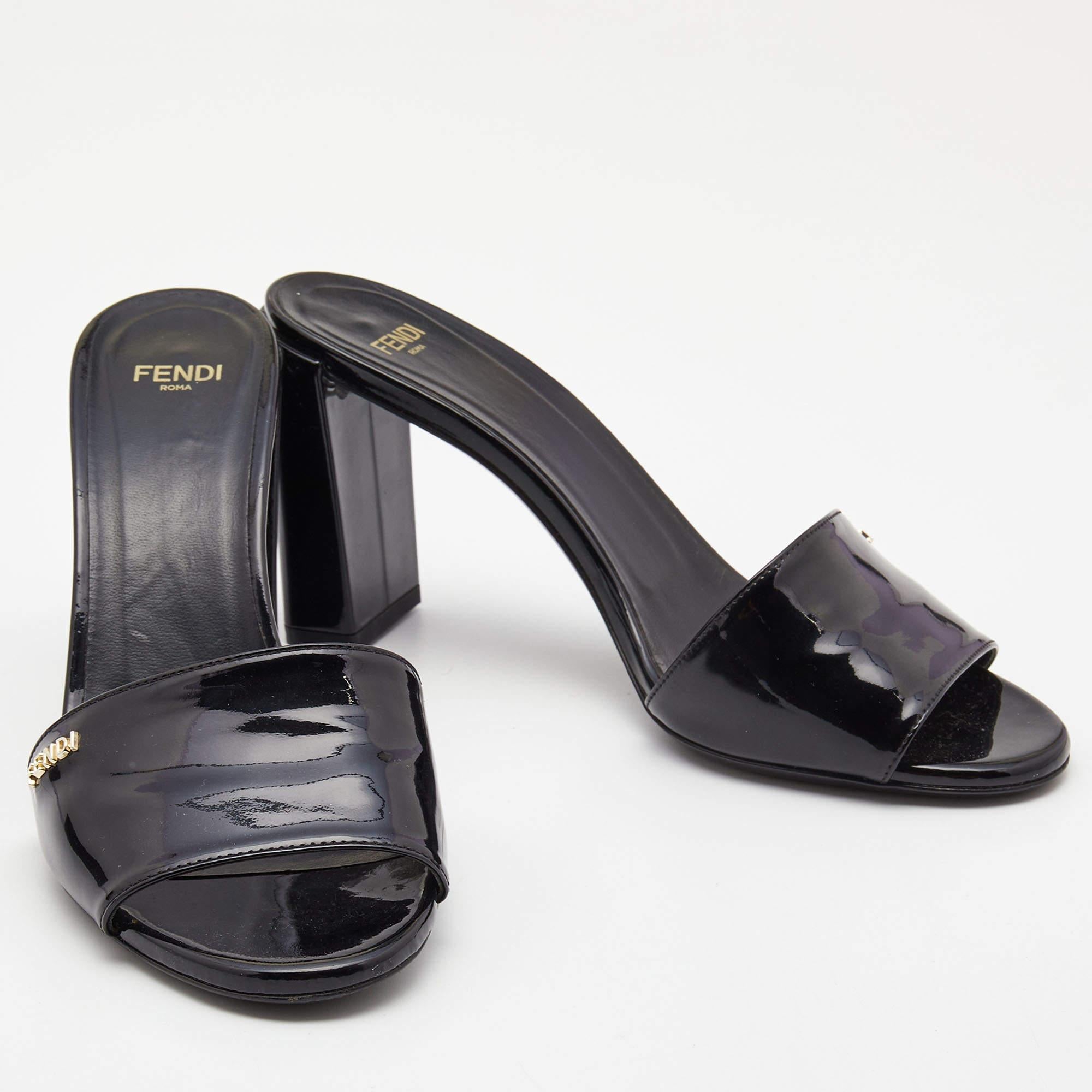 These sandals will frame your feet in an elegant manner. Crafted from quality materials, they flaunt a classy display, comfortable insoles & durable heels.

