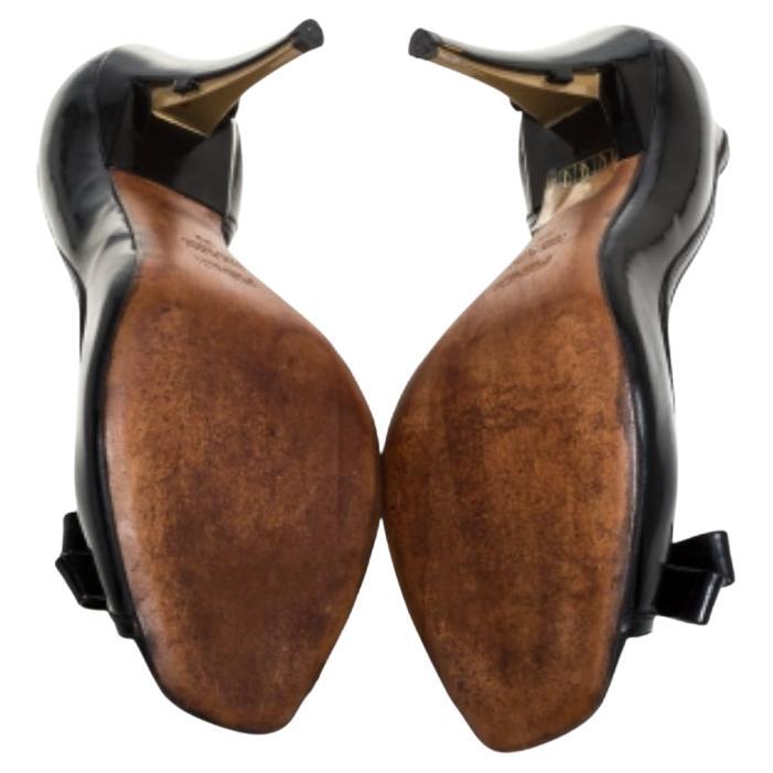 Featuring a black patent leather body, these Fendi pumps have delicate peep-toes. It features comfortable 10.5 cm heels, bow detailing and comes with a leather-lined interior. Such is the versatility of this pair that you can easily keep it chic