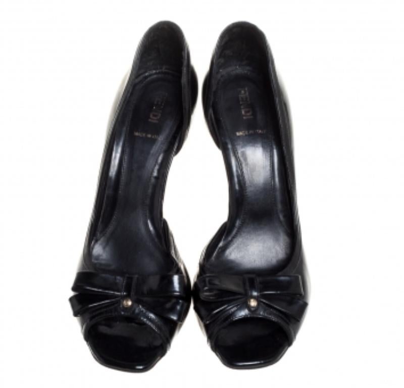 Fendi Black Patent Leather Peep Toe Bow Pumps Size 39 In Good Condition For Sale In Dubai, Al Qouz 2