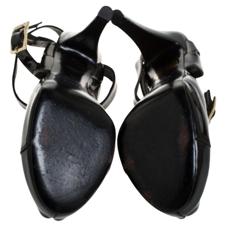 Ces sandales à la mode de Fendi peuvent donner un coup de jeune à l'ensemble de votre tenue. Affichez le meilleur de votre style avec ces magnifiques sandales en cuir verni, dotées d'un bout à bout, d'une bride à la cheville et de talons de 11,5 cm