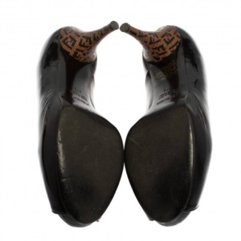 Look classy in this pair of pumps designed by Fendi. Made from black patent leather, they have sophisticated 10 cm heels covered in the signature Zucca print. These platform pumps feature peep toes and the insoles are lined with leather.