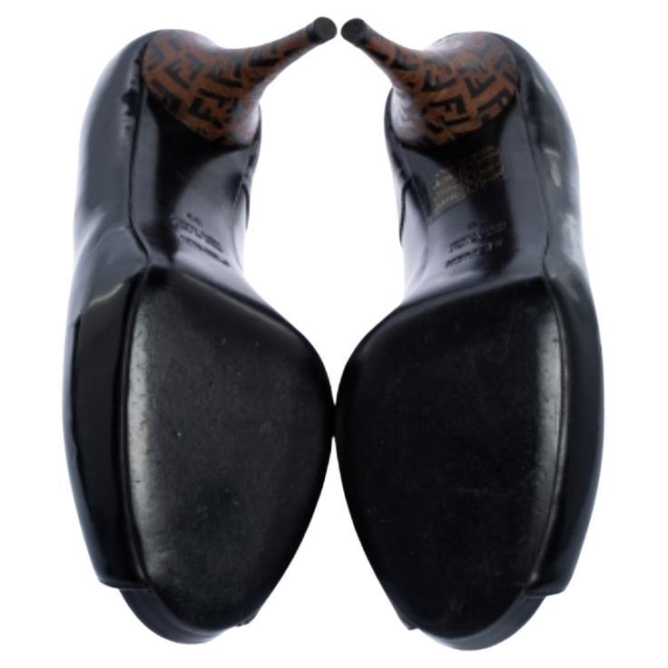 Look classy in this pair of pumps designed by Fendi. Made from black patent leather, they have sophisticated 10 cm heels covered with the signature Zucchino print. These pumps feature peep toes and the insoles are lined with leather.