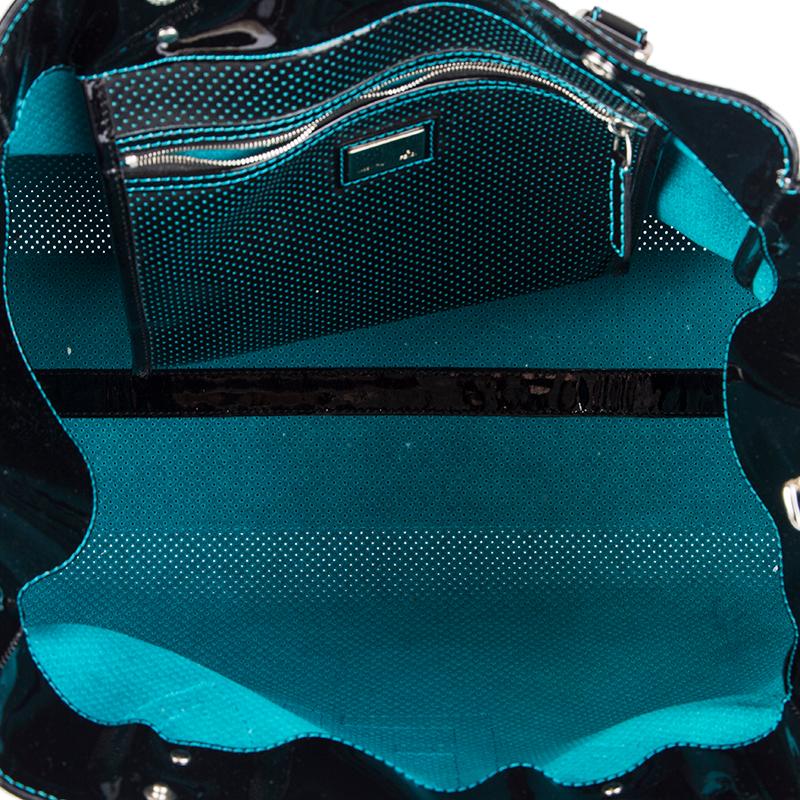 FENDI black patent leather PERFORATE DU JOUR LARGE Shoulder Bag In Excellent Condition In Zürich, CH