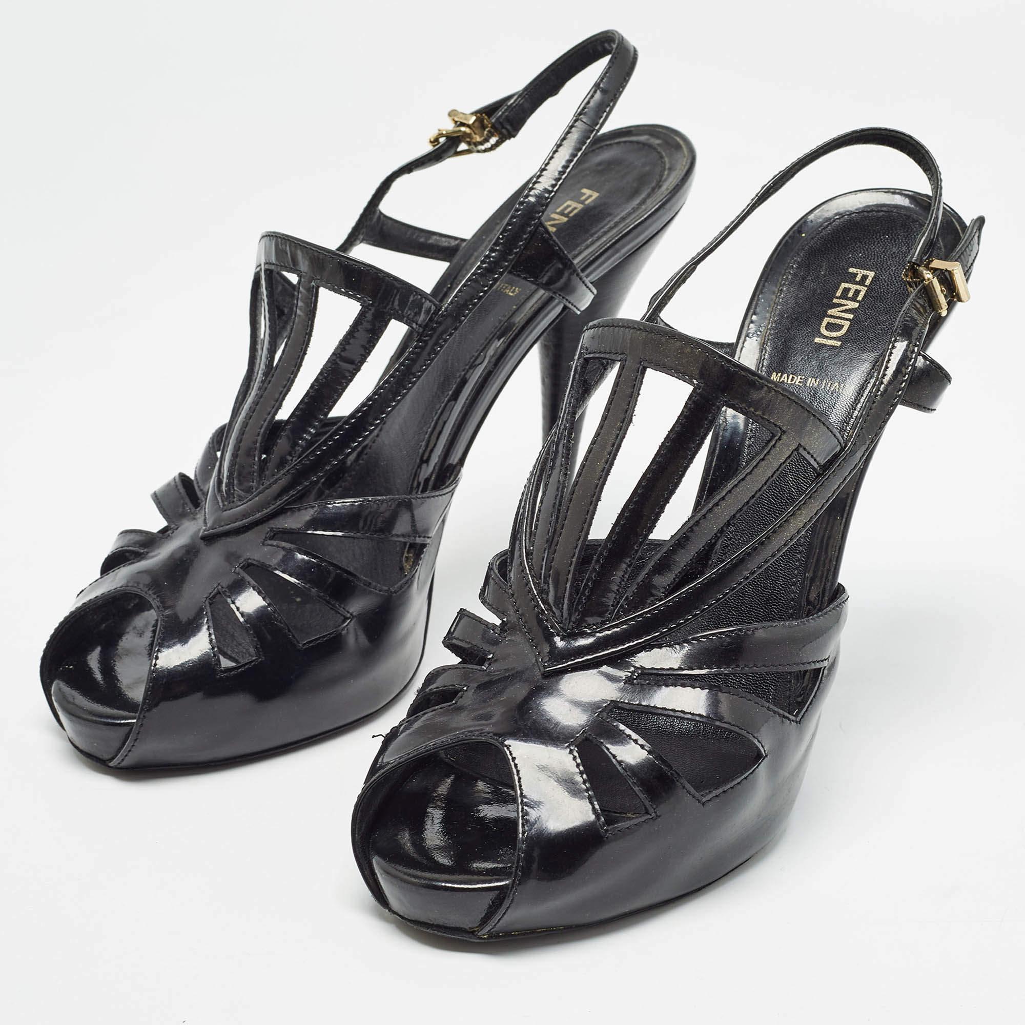 These sandals will offer you both luxury and comfort. Made from quality materials they come in a versatile shade and are equipped with comfortable insoles.