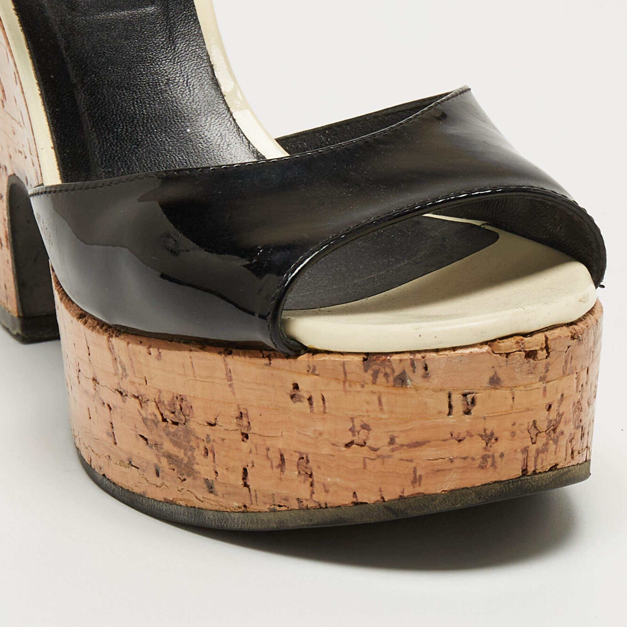 Fendi Black Patent Wedge Platform Sandals Size 37.5 In Good Condition In Dubai, Al Qouz 2