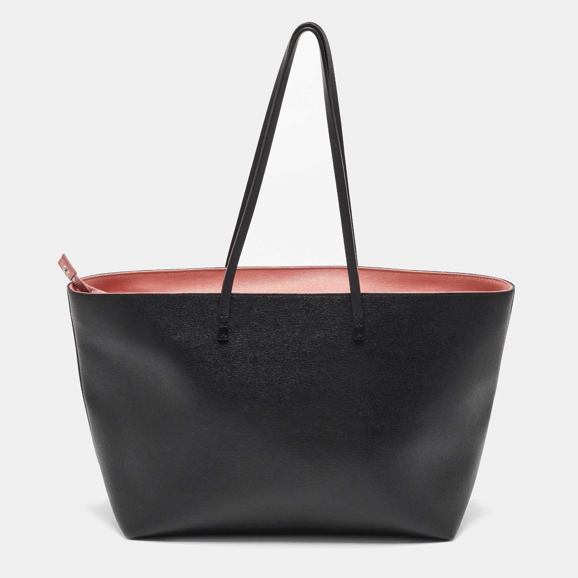 This alluring tote bag for women has been designed to assist you on any day. Convenient to carry and fashionably designed, the tote is cut with skill and sewn into a great shape. It is well-equipped to be a reliable accessory.

