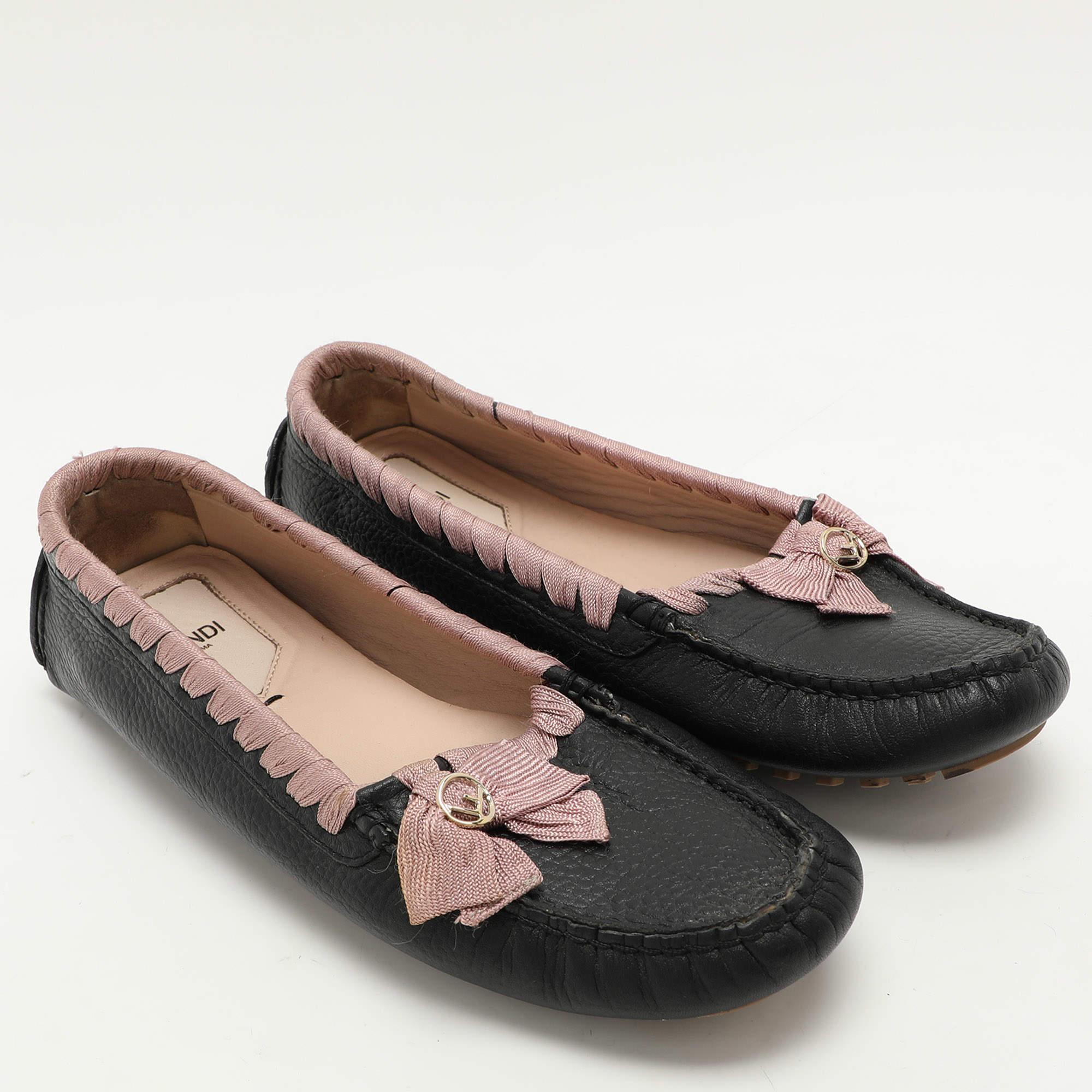 Fendi Mocassini con fiocco in pelle e tessuto nero/rosa taglia 40 In condizioni buone in vendita a Dubai, Al Qouz 2