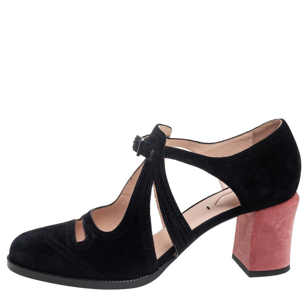 Displaying a flattering shape and a well-made structure, these pumps from Fendi bring out the latest trends in fashion. They are created using black-pink suede and velvet on the exterior with cut-out details highlighting the upper. These pumps are