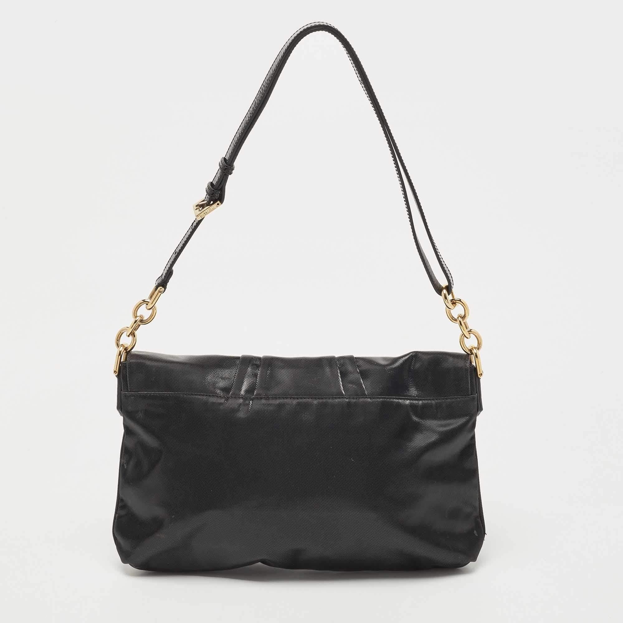 For a look that is complete with style, taste, and a touch of luxe, this designer bag is the perfect addition. Flaunt this beauty on your shoulder and revel in the taste of luxury it leaves you with.

