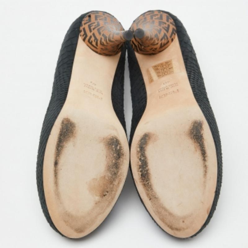 Fendi, pelle nera goffrata di pitone con logo FF, pompe con tacco a zeppa misura 40 in vendita 3