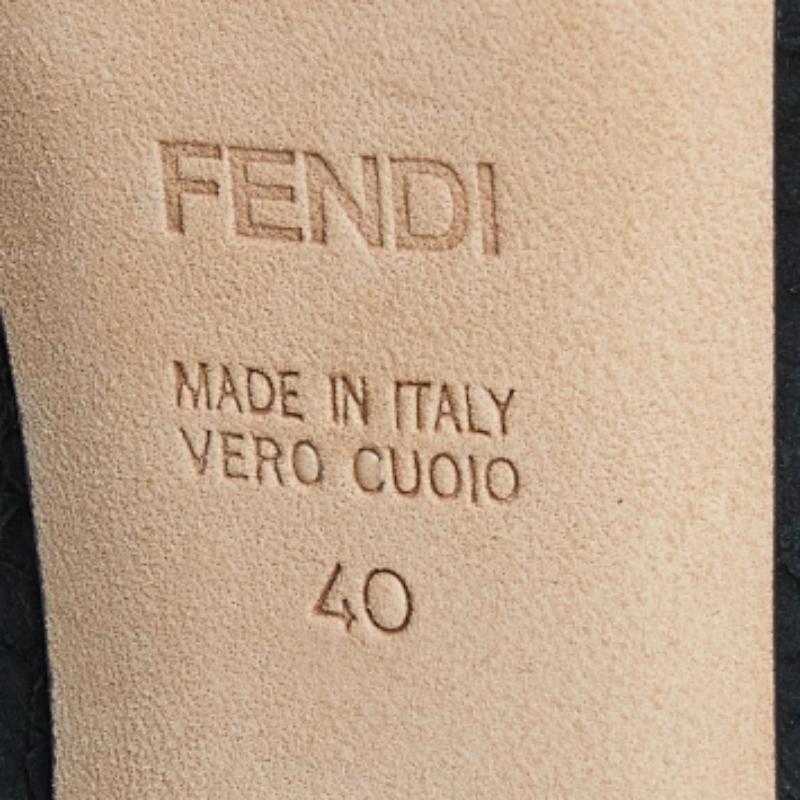 Fendi, pelle nera goffrata di pitone con logo FF, pompe con tacco a zeppa misura 40 in vendita 4