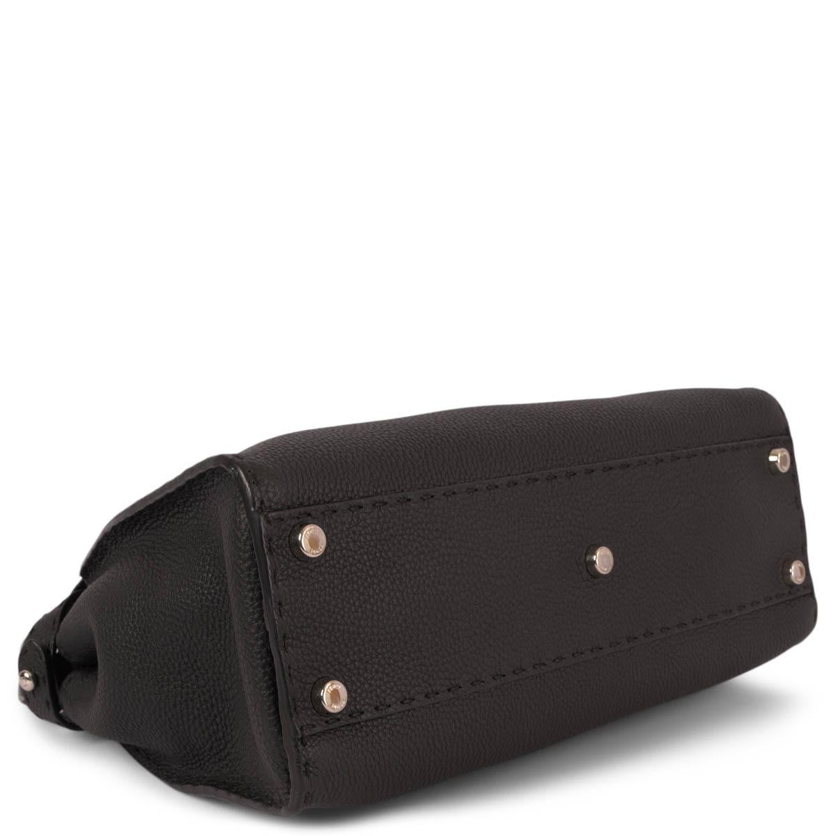 FENDI black Romano leather MEDIUM PEEKABOO ISEEU Shoulder Bag In Excellent Condition For Sale In Zürich, CH
