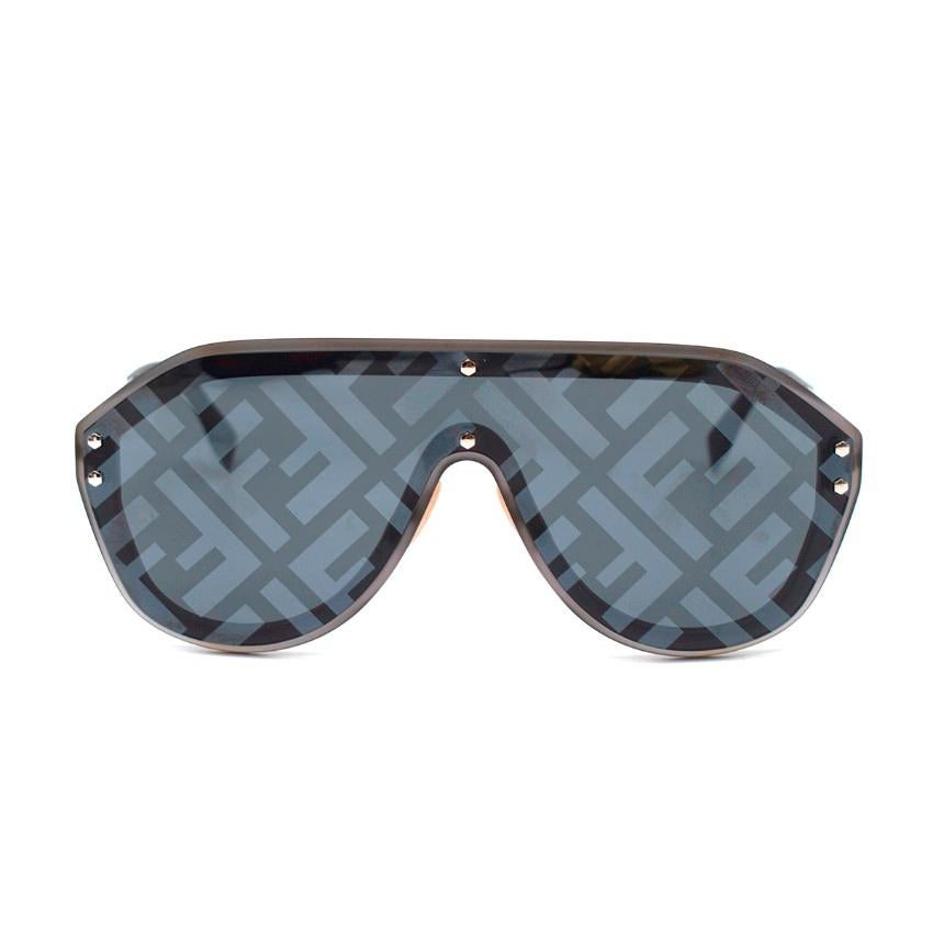 Occhiali da sole Fendi in gomma nera con logo da aviatore
 

 - La classica forma da aviatore è resa più moderna da un'unica lente scolpita.
 - Lente nera con monogramma Fendi all-over, bordata in gomma tonale per un maggiore comfort.
 - Bracci