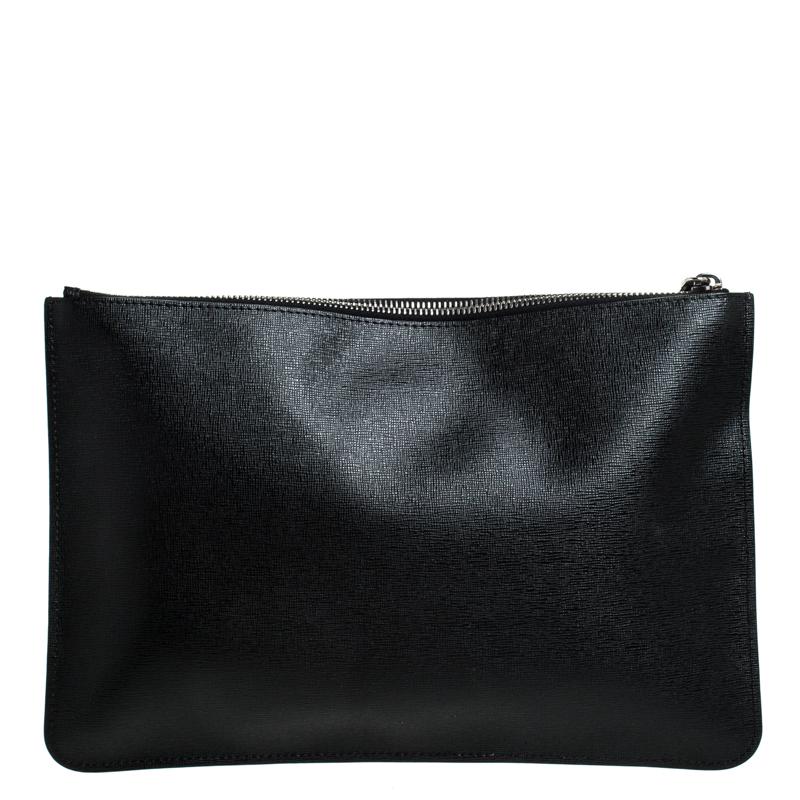 This elegant clutch from Fendi is one creation a fashionista like you must own. It has been wonderfully crafted from Saffiano leather flaunting a classic black hue. The front is adorned with the iconic Karlito motif and the zip top opens to reveal a